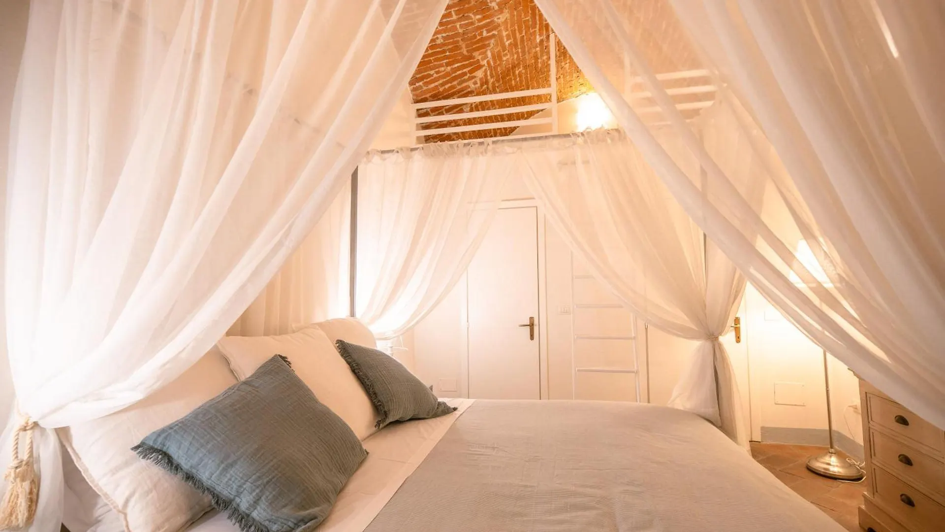 Azzurra Elegant Apartment contacts